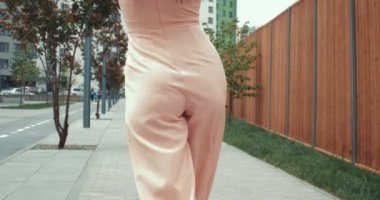 Sokaktaki Komik Dans Eden Kız.