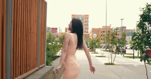 Divertente ballando ragazza in il strada . — Video Stock