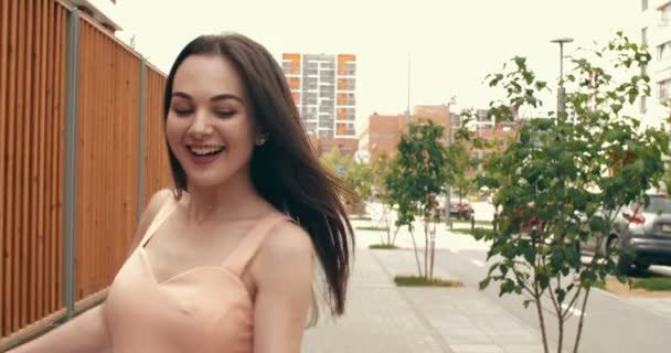 Sokaktaki Komik Dans Eden Kız. — Stok video
