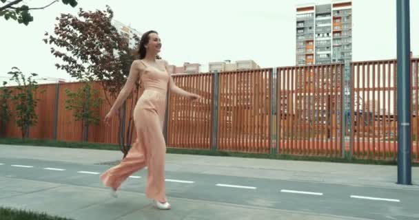 Lustiges tanzendes Mädchen auf der Straße. — Stockvideo