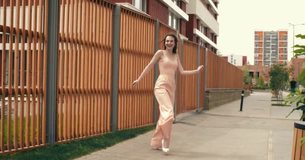 Lustiges tanzendes Mädchen auf der Straße. — Stockvideo