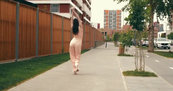 Zabawna dziewczyna taniec na ulicy. — Wideo stockowe