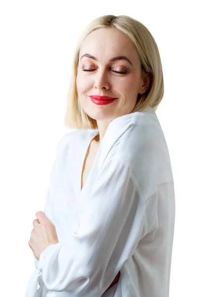Portrait de belle femme adulte en chemisier blanc. — Photo