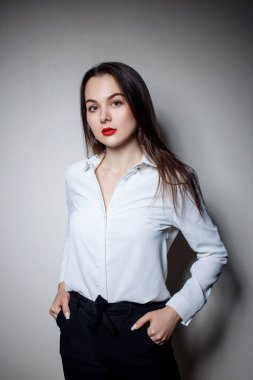 İş hayatında uzun siyah saçlı genç bir kadının portresi..