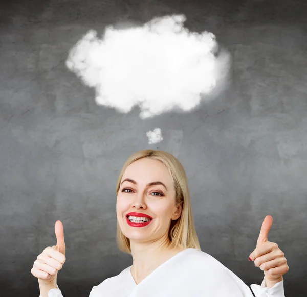 Blond zakenvrouw met lege wolk over hoofd. Stockfoto