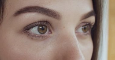 Güzel bir kadının yakın portresi.