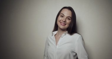 Gri arka planda genç bir iş kadını