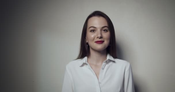 Joven mujer de negocios sobre fondo gris — Vídeo de stock