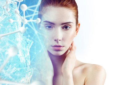 Güzel kızıl kadın büyük beyaz moleküllerin yanında.