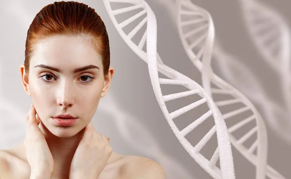 Eine Ingwerfrau zwischen den DNA-Strängen — Stockfoto