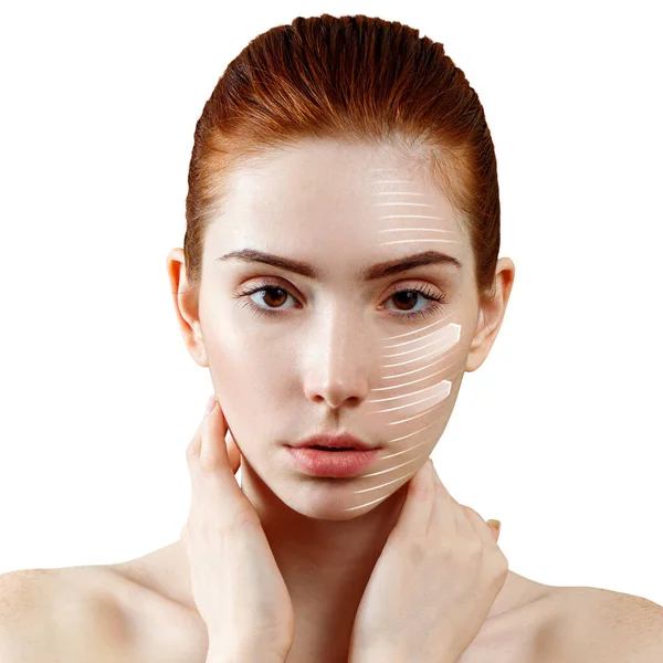 Femme rousse lignes graphiques montre l'effet lifting facial. — Photo