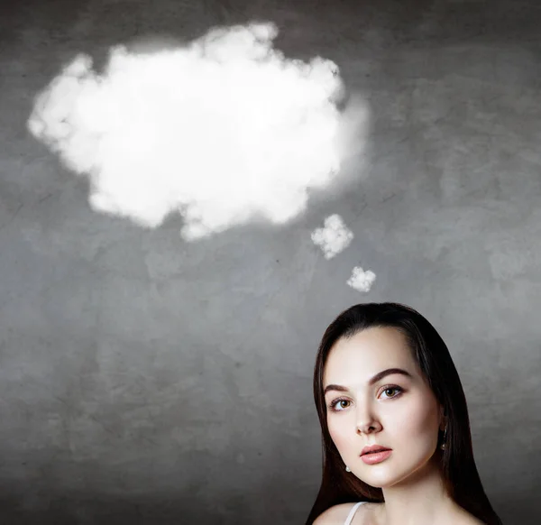 Bruna donna d'affari con nuvola vuota sopra la testa. Foto Stock Royalty Free