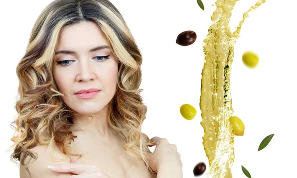 Красивая женщина возле брызг оливкового масла. Концепция Skincare. — стоковое фото