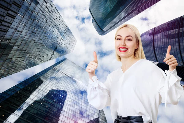 Business woman stands over cityscape background. — Stock Photo, Image