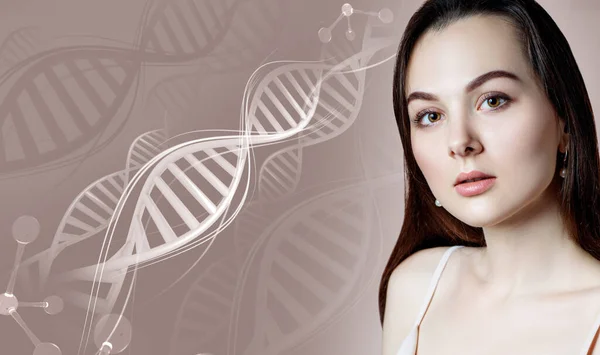 DNA 가닥들 사이에 있는 여자 로열티 프리 스톡 사진