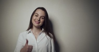 Mutlu kız portresi başparmak kaldırıyor