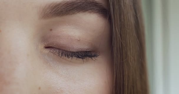 Hermoso ojo de mujer primer plano — Vídeo de stock