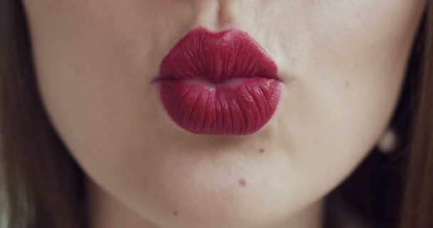 Femme fait un baiser à la caméra — Video