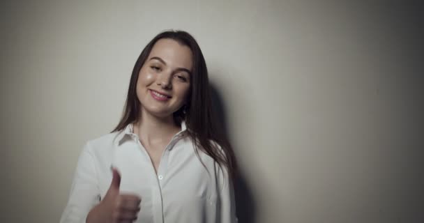 A boldog lány portréja, hüvelykujjal felfelé. — Stock videók