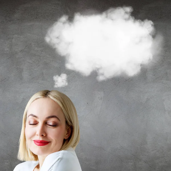 Blonde Geschäftsfrau mit leeren Wolken über dem Kopf. — Stockfoto