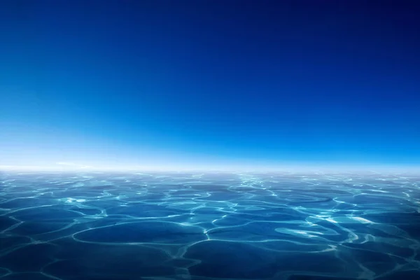 Azul brilhante mar calmo e céu limpo. — Fotografia de Stock