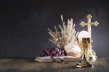 İlk Komünyon Tema. Çapraz, Holy Bible, tespih ve altın chalice. Hıristiyanlığın ekmek ve üzüm sembolleri.