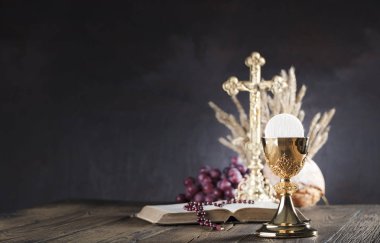 İlk Komünyon Tema. Çapraz, Holy Bible, tespih ve altın chalice. Hıristiyanlığın ekmek ve üzüm sembolleri.
