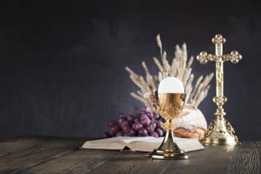 İlk Komünyon Tema. Çapraz, Holy Bible, tespih ve altın chalice. Hıristiyanlığın ekmek ve üzüm sembolleri.