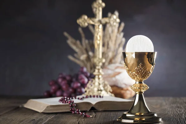 第一个圣餐主题 十字架 神圣的圣经 念珠和金色的圣杯 基督教的面包和葡萄象征 — 图库照片