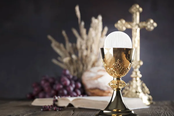 第一个圣餐主题 十字架 神圣的圣经 念珠和金色的圣杯 基督教的面包和葡萄象征 — 图库照片