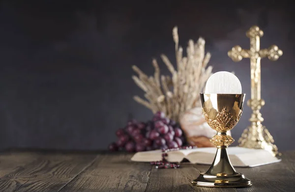 Thema Der Erstkommunion Kreuz Heilige Bibel Rosenkranz Und Goldener Kelch — Stockfoto