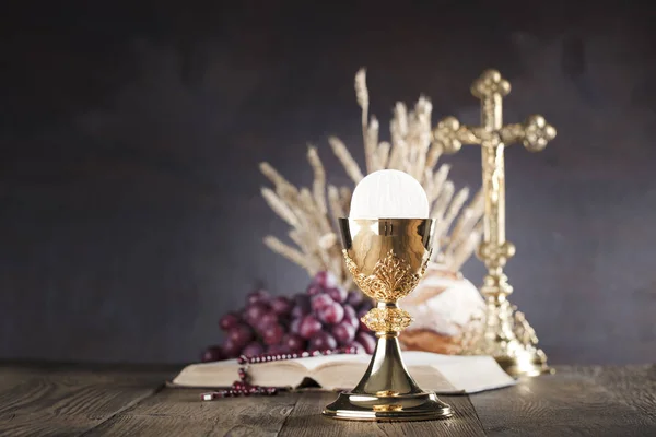 Thema Der Erstkommunion Kreuz Heilige Bibel Rosenkranz Und Goldener Kelch — Stockfoto