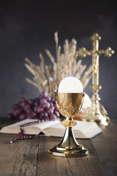 Тема Первого Святого Причастия Крест Священная Библия Четки Золотая Чаша — стоковое фото
