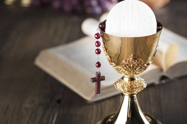 Pierwsza Komunia Święta Tematu Pismo Święte Różaniec Złoty Kielich Chleb — Zdjęcie stockowe