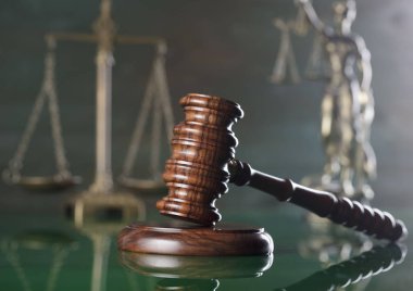 Hukuk tema. Yargıç, Themis ve ölçek hukuk adalet sembollerin çekiç. Gri arka planı.