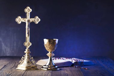 Roma Katolik Kilisesi tema. Çapraz, Holy Bible, tespih ve altın chalice kahverengi ahşap tablo.