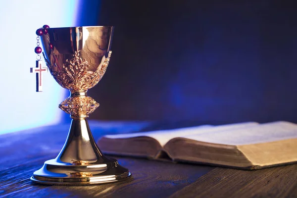 Thema Der Römisch Katholischen Kirche Bibel Rosenkranz Und Goldener Kelch — Stockfoto