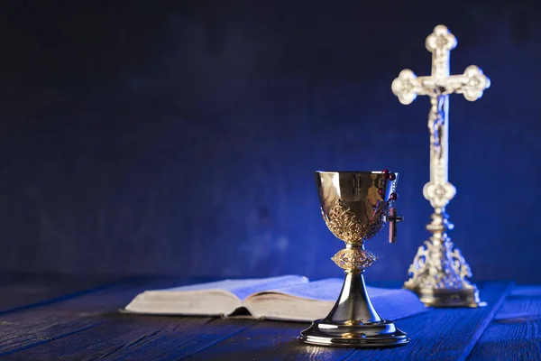 Тема Римско Католической Церкви Крест Священная Библия Четки Золотая Чаша — стоковое фото