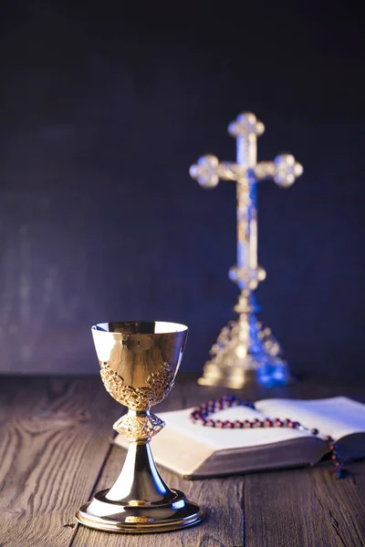 罗马天主教教堂的主题 十字架 念珠和金杯在棕色的木桌上 — 图库照片