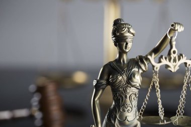 Adalet sembolü - Themis. Gri arka plan. Tipografi için yer.