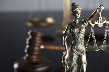 Adalet sembolü - Themis. Gri arka plan. Tipografi için yer.