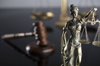 Adalet sembolü - Themis. Gri arka plan. Tipografi için yer.