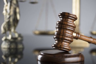 Yargıçlar tokmak ve gri arka plan üzerinde Adalet ölçeğini. Hukuk ve adalet kavramı. 