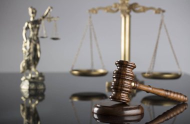 Yargıçlar tokmak ve gri arka plan üzerinde Adalet ölçeğini. Hukuk ve adalet kavramı. 