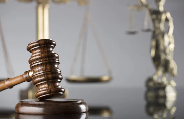 Richterhaken Und Maßstab Der Gerechtigkeit Auf Grauem Hintergrund Konzept Recht — Stockfoto