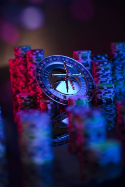 Kumarhane. Casino rulet yüksek kontrast görüntü. Poker fişleri. Bokeh arka plan.