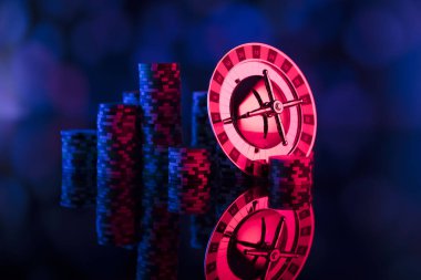 Kumarhane. Casino rulet yüksek kontrast görüntü. Poker fişleri. Bokeh arka plan.