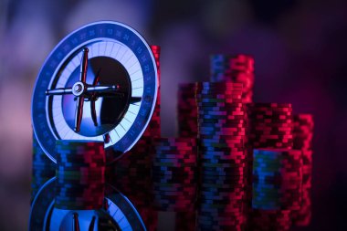 Kumarhane. Casino rulet yüksek kontrast görüntü. Poker fişleri. Bokeh arka plan.