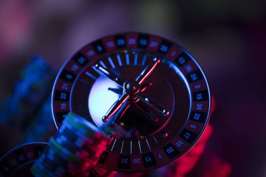 Kumarhane. Casino rulet yüksek kontrast görüntü. Poker fişleri. Bokeh arka plan.