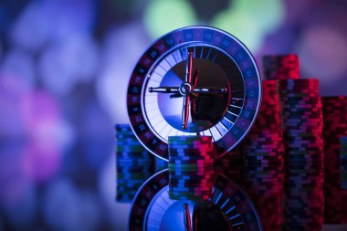 Kumarhane. Casino rulet yüksek kontrast görüntü. Poker fişleri. Bokeh arka plan.